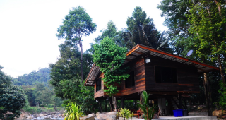 บ้านต้นน้ำจันทร์ บ้านไม้เฉดเข้มริมแก่งใน จ.จันทบุรี