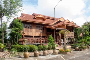 “เรือนแสงคำ” บ้านไม้สักทองทรงไทยประยุกต์สวยหรูคลาสสิก