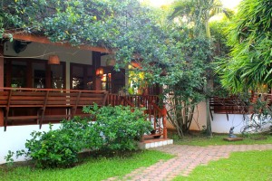 บ้านรีสอร์ทระเบียงกว้าง ภายในสีสันสดใสในสวนแสนสวย