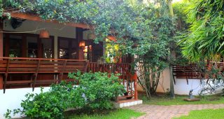 บ้านรีสอร์ทระเบียงกว้าง ภายในสีสันสดใสในสวนแสนสวย
