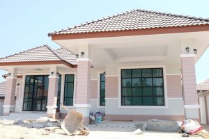 รีวิว ปลูกบ้านชั้นเดียว หลังคาทรงปั้นหยา พื้นที่ใช้สอย 140 ตร.ม. งบประมาณ 1.5 ล้านบาท*