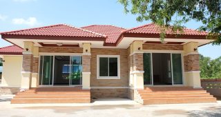 รีวิว บ้านชั้นเดียว แนวทรอปิคอล พื้นที่ใช้สอย 125 ตร.ม. งบประมาณ 1.35 ล้านบาท*