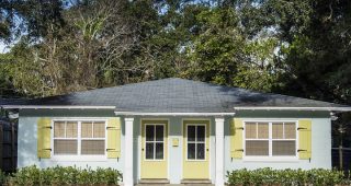 Tidewater Retreat บ้านคอทเทจคู่สีฟ้า-เขียวมะกอกอ่อนๆ ผ่อนคลายเมื่อแรกเห็น