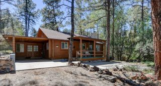 บ้าน Log Cabin กลางป่าสน สดชื่นชุ่มเย็นตลอดปี