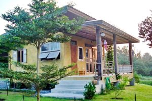 โฮมสเตย์บ้านปูนสีเหลืองบนดอยสะเก็ด จังหวัดเชียงใหม่