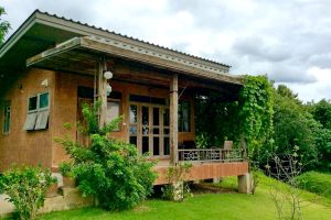 โฮมสเตย์บ้านปูนโทนสีดินริมทุ่งข้าว