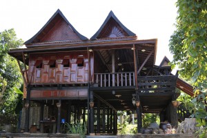 “บ้านแต่แรก” บ้านไม้โฮมสเตย์ไทยภาคใต้แบบโบราณ