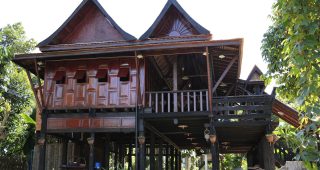 “บ้านแต่แรก” บ้านไม้โฮมสเตย์ไทยภาคใต้แบบโบราณ