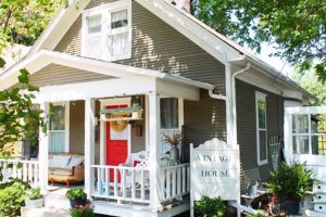 บ้านคอทเทจแต่งภายในแนว Shabby Chic แสนหวาน