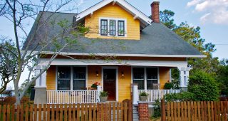 Croatan Cottage บ้านคอทเทจบังกะโลสีเหลืองสดใส