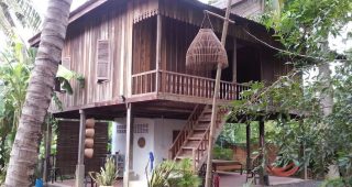 บ้านไม้ริมคลองใต้ถุนสูง สุดสงบเย็นสบาย