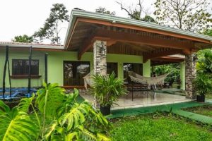 บ้านรีสอร์ทสีเขียวอ่อนสดชื่นในสวนป่า