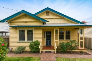 บ้านสีเหลืองแนว Edwardian อบอุ่นสบายใจ
