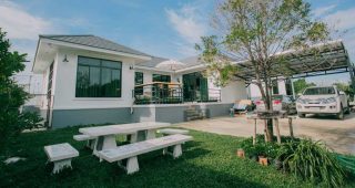 รีวิว ปลูกบ้านชั้นเดียวยกพื้น สไตล์รีสอร์ท พื้นที่ใช้สอย 130 ตร.ม. งบประมาณ 1.4 ล้านบาท