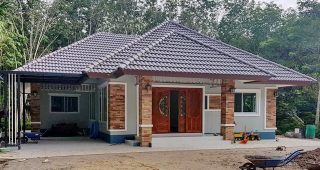 รีวิว บ้านชั้นเดียวหลังใหญ่ พื้นที่ใช้สอย 138 ตร.ม. วัสดุเกรดเอ งบประมาณ 1.65 ล้านบาท