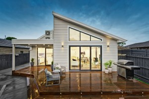 บ้านโมเดิร์นเนี๊ยบสวย พร้อม Deck กว้างขวาง ตกแต่งทันสมัย
