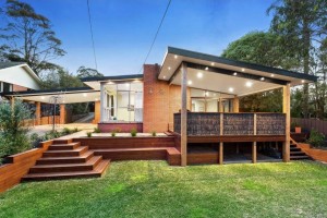 บ้านสวยเท่หลังคาปีกนกแต่งอิฐสไตล์ Mid Century