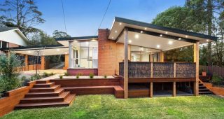บ้านสวยเท่หลังคาปีกนกแต่งอิฐสไตล์ Mid Century