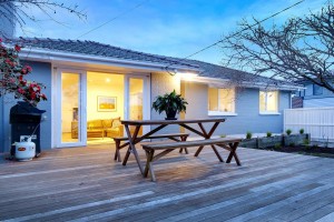 บ้านชั้นเดียวแสงสีอบอุ่นมากับ Deck โปร่งให้พักผ่อนสบายใจ