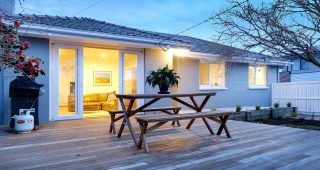 บ้านชั้นเดียวแสงสีอบอุ่นมากับ Deck โปร่งให้พักผ่อนสบายใจ