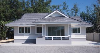 รีวิว บ้านเดี่ยวชั้นเดียวยกพื้น แนวร่วมสมัย พื้นที่ใช้สอย 120 ตร.ม. งบประมาณ 1 ล้านบาท