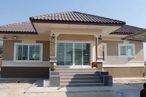 รีวิว บ้านเดี่ยวชั้นเดียว แนวทรอปิคอล พื้นที่ใช้สอย 115 ตร.ม. วัสดุเกรดเอ งบประมาณ 1.4 ล้านบาท