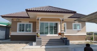 รีวิว บ้านเดี่ยวชั้นเดียว แนวทรอปิคอล พื้นที่ใช้สอย 115 ตร.ม. วัสดุเกรดเอ งบประมาณ 1.4 ล้านบาท
