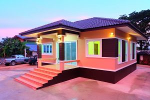 รีวิว บ้านชั้นเดียวยกพื้น แนวทรอปิคอลร่วมสมัย พื้นที่ใช้สอย 73 ตร.ม. งบประมาณ 800,000 บาท