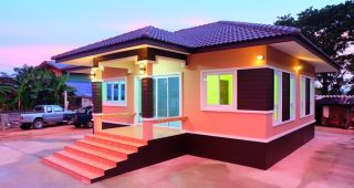 รีวิว บ้านชั้นเดียวยกพื้น แนวทรอปิคอลร่วมสมัย พื้นที่ใช้สอย 73 ตร.ม. งบประมาณ 800,000 บาท