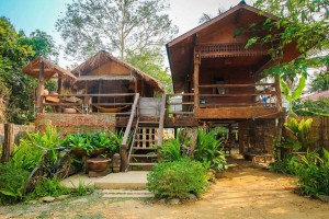 บ้านทรงไทยท้องถิ่นยกพื้นใต้ถุนสูง สัมผัสชีวิตชนบท