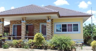 รีวิว บ้านเดี่ยวชั้นเดียว หลังคาปั้นหยา พื้นที่ใช้สอย 180 ตร.ม. งบประมาณ 1.47 ล้านบาท