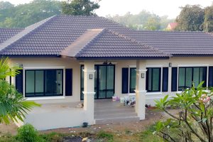 รีวิว บ้านเดี่ยวชั้นเดียว หลังคาปั้นหยา พื้นที่ใช้สอย 140 ตร.ม. งบประมาณ 1.4 ล้านบาท