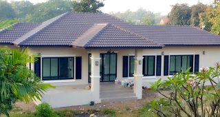 รีวิว บ้านเดี่ยวชั้นเดียว หลังคาปั้นหยา พื้นที่ใช้สอย 140 ตร.ม. งบประมาณ 1.4 ล้านบาท