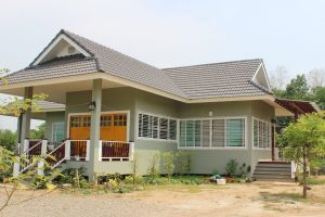 รีวิว บ้านชั้นเดียวยกพื้น แนวไทยประยุกต์ พื้นที่ใช้สอย 130 ตร.ม. งบประมาณ 1.3 ล้านบาท