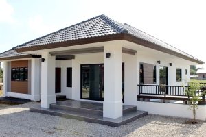 บ้านเดี่ยวชั้นเดียว แนวโมเดิร์นทรอปิคอล พื้นที่ใช้สอย 165 ตร.ม. งบประมาณ 1.55 ล้านบาท