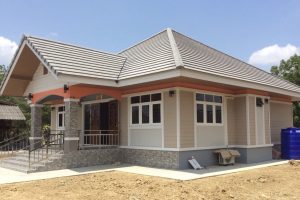 รีวิว บ้านเดี่ยวชั้นเดียวยกพื้น แนวร่วมสมัย พื้นที่ใช้สอย 144 ตร.ม. งบประมาณ 1.2 ล้านบาท