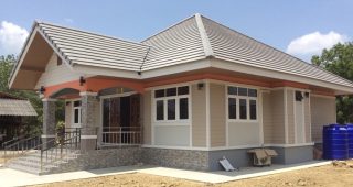 รีวิว บ้านเดี่ยวชั้นเดียวยกพื้น แนวร่วมสมัย พื้นที่ใช้สอย 144 ตร.ม. งบประมาณ 1.2 ล้านบาท