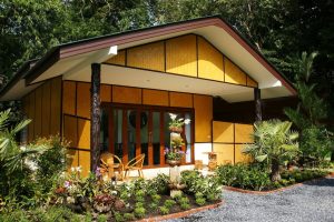 บ้านรีสอร์ทสไตล์บาหลี แต่งผนังไม้สานมาพร้อมฟังค์ชั่นหรู