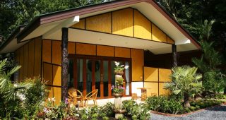 บ้านรีสอร์ทสไตล์บาหลี แต่งผนังไม้สานมาพร้อมฟังค์ชั่นหรู