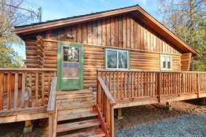 บ้านไม้ Log Cabin ล้อมระเบียงตัวแอลพักผ่อนเย็น ๆ