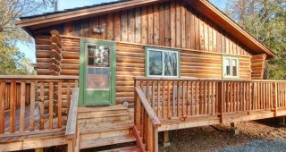 บ้านไม้ Log Cabin ล้อมระเบียงตัวแอลพักผ่อนเย็น ๆ