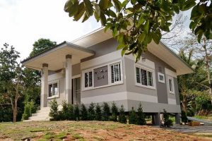 รีวิว บ้านสวนยกพื้นสไตล์โมเดิร์น พร้อมโรงจอดรถแยกส่วน งบประมาณ 750,000 บาท