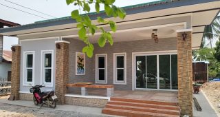 รีวิว บ้านชั้นเดียว สไตล์โมเดิร์นทรอปิคอล พื้นที่ใช้สอย 81 ตร.ม. งบประมาณ 850,000 บาท