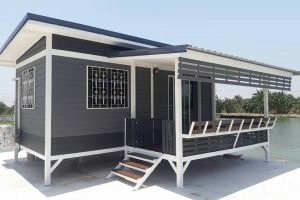บ้านโมเดิร์นชั้นเดียว ยกพื้นสูง พร้อมระเบียงพักผ่อน งบประมาณ 245,000 บาท