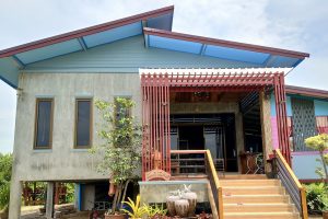 รีวิว บ้านชั้นเดียวยกพื้น สไตล์โมเดิร์น หลังคาปีกนก งบประมาณ 1 ล้านต้น ๆ
