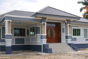 รีวิว บ้านเดี่ยวชั้นเดียว แนวร่วมสมัย หลังคาปั้นหยา วัสดุคุณภาพ ฟังก์ชั่นครบครัน