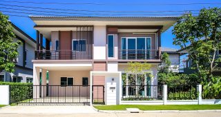 EP.1234 รีวิว Q.District สุขสวัสดิ์-วงแหวนพระราม 3 ทาวน์โฮม, บ้านแฝด และ บ้านเดี่ยว สไตล์ Modern Chic จาก Q.House