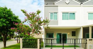 EP.2378 รีวิว Casa City พระราม 5-ปิ่นเกล้า พรีเมียมทาวน์โฮม 2-3 ชั้น สไตล์ English Cottage พร้อมฟังก์ชัน Penthouse ทำเลดีใกล้ทางด่วน และรถไฟฟ้า 3 สาย เริ่ม 3.2 ล้านบาท*