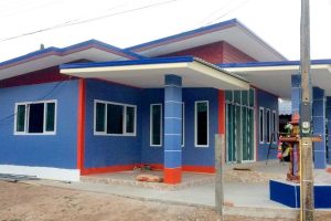 บ้านโมเดิร์นชั้นเดียว หลังคาเพิงแหงน ตัวบ้านสีสันสดใส ในงบประมาณ 4 แสนกว่าบาท