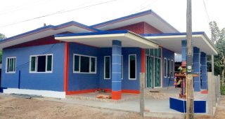บ้านโมเดิร์นชั้นเดียว หลังคาเพิงแหงน ตัวบ้านสีสันสดใส ในงบประมาณ 4 แสนกว่าบาท
